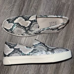 Naturalizer- Like new sneakers size 9